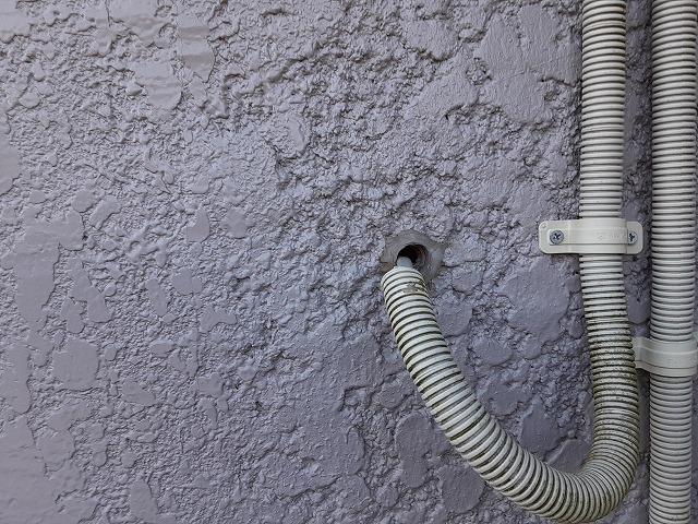 配線を通してある場所の穴あき